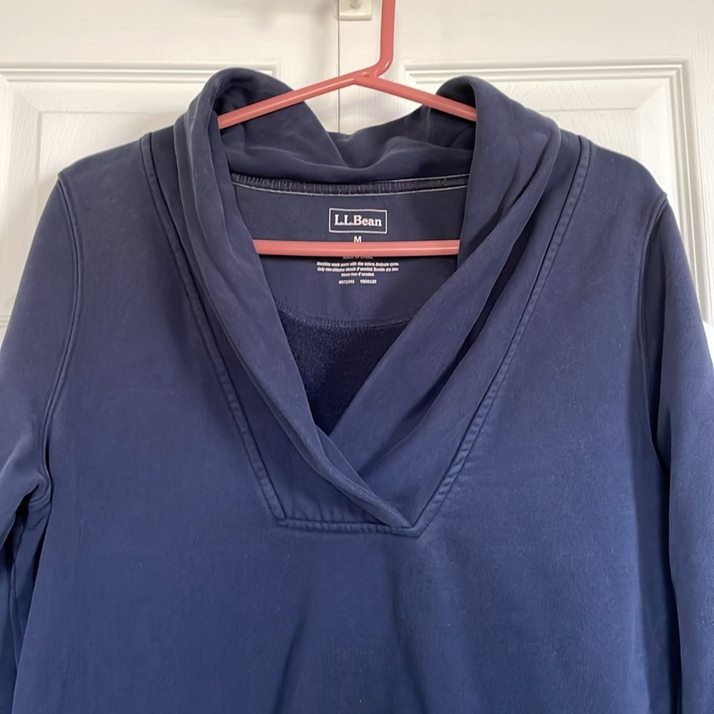 Women’s LL Bean M navy blue v neck high collar sweatshirt cuffed arms Tunic
